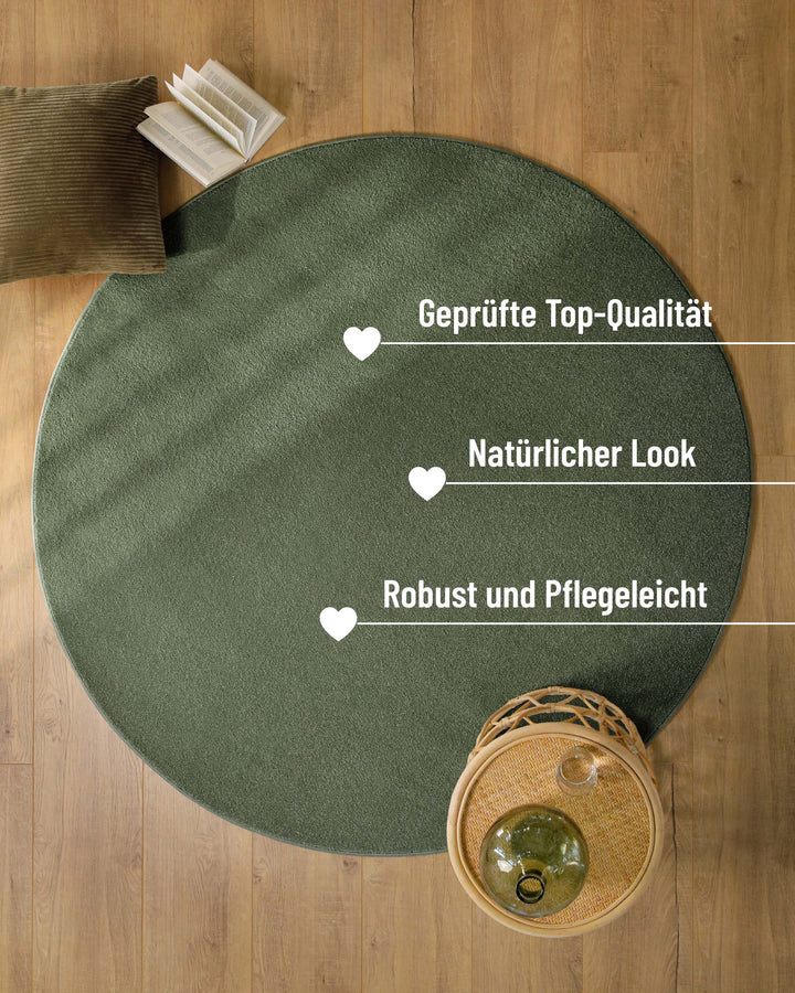 Kurzflor Teppich Vegas Grün rund im Raum mit Einblendung zu Eigenschaften, Oberfläche unter Licht und Möbeln sichtbar