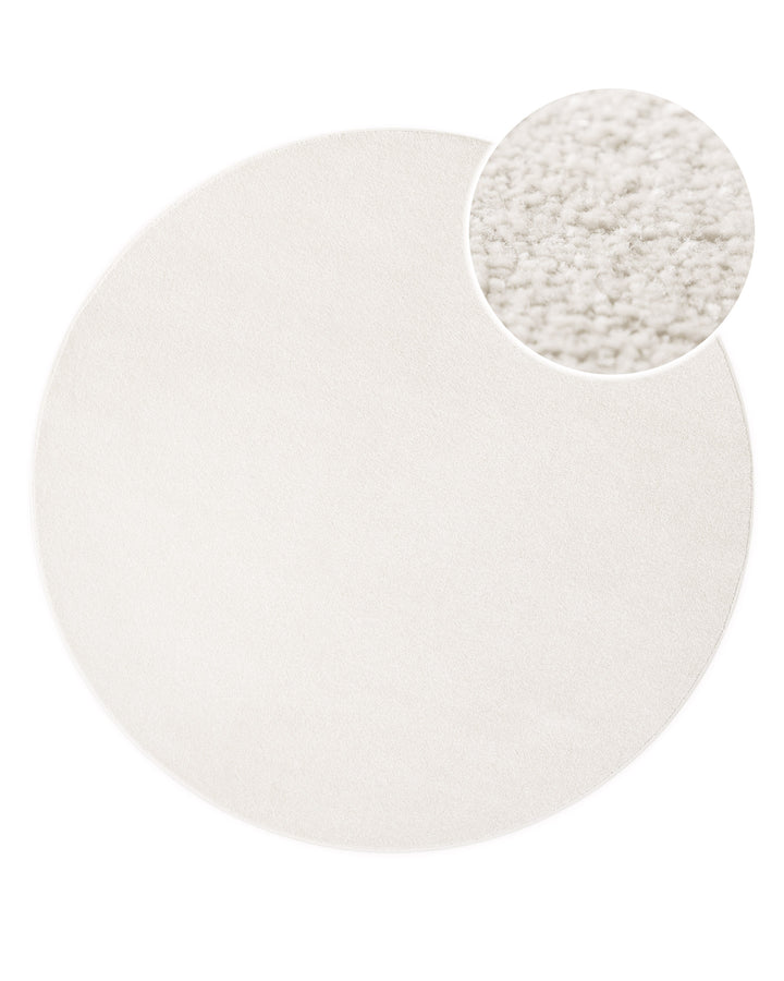 Kurzflor Teppich Vegas Creme rund, Draufsicht mit Detailausschnitt der feinen Florstruktur auf hellem Hintergrund