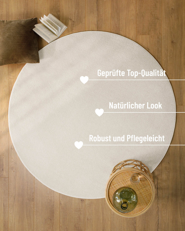 Kurzflor Teppich Vegas Creme rund im Raum mit Einblendung zu Eigenschaften, Fläche unter Licht und Möbeln