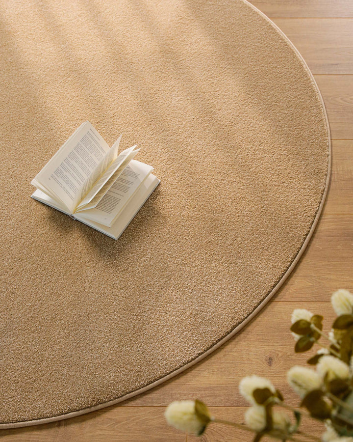 Kurzflor Teppich Vegas Beige rund Detailaufnahme mit Buch auf der Oberfläche