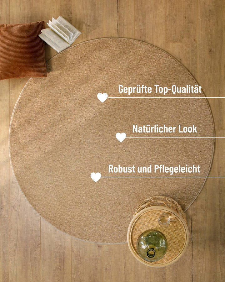 Kurzflor Teppich Vegas Beige rund im Raum mit Eigenschaften wie robust und pflegeleicht hervorgehoben