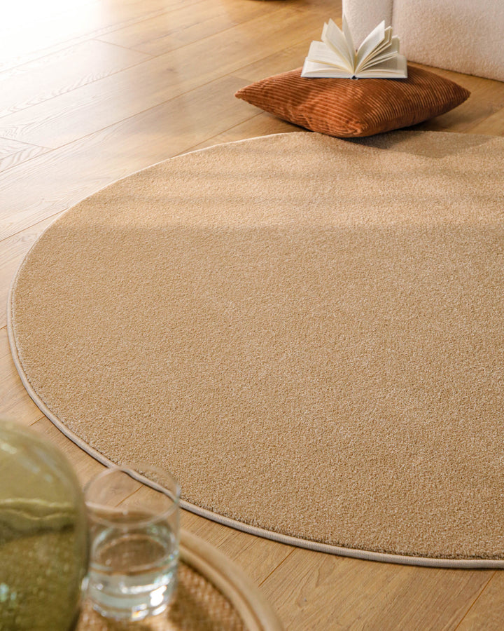 Kurzflor Teppich Vegas Beige rund im Wohnraum mit Möbeln und dekorativer Szene