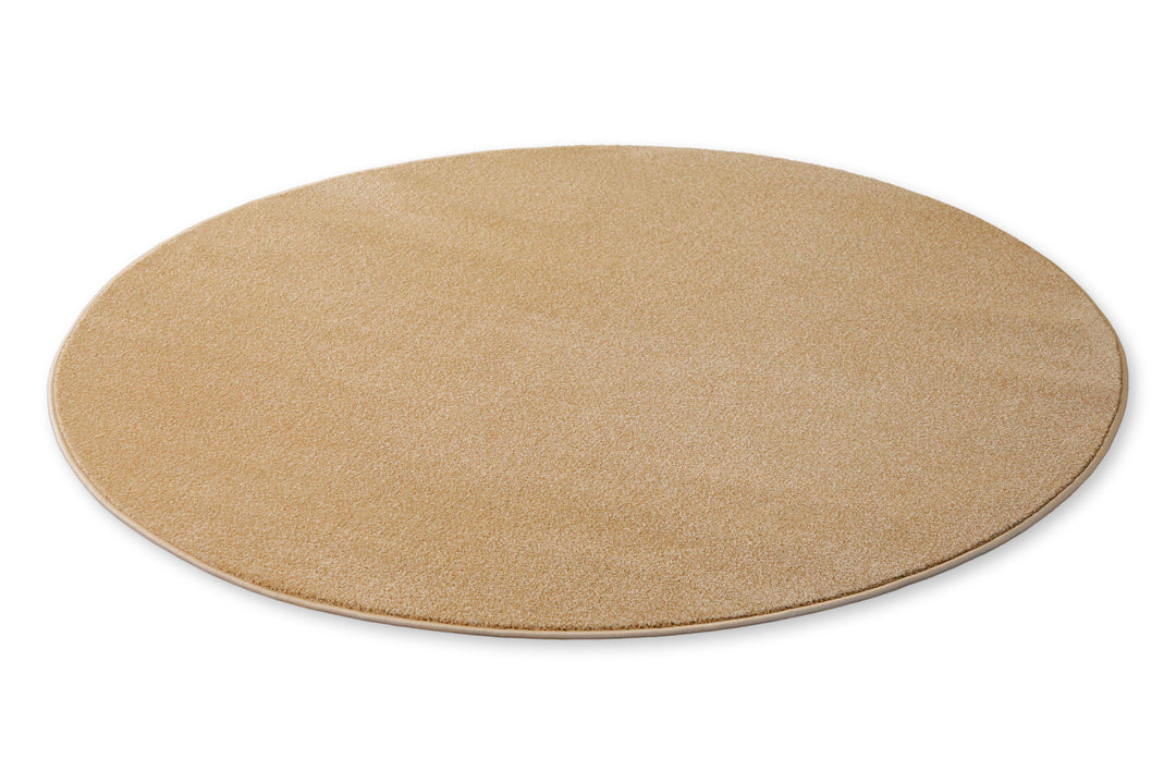 Kurzflor Teppich Vegas Beige rund flach ausgelegt in gleichmäßiger runder Form auf hellem Hintergrund