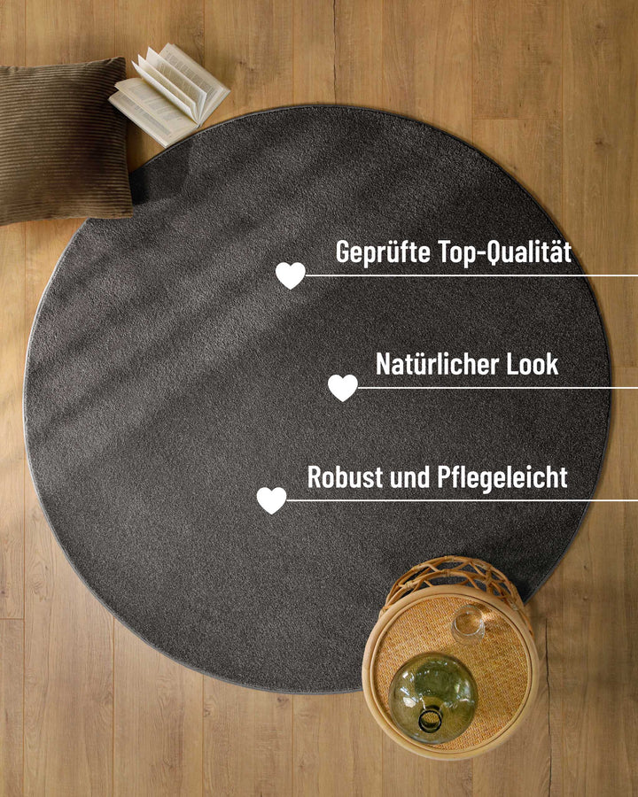 Kurzflor Teppich Vegas Anthrazit rund im Raum mit hervorgehobenen Eigenschaften wie robust und pflegeleicht
