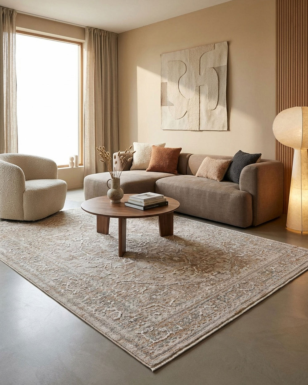 Kurzflor Teppich Soft Vintage in Sand Beige mit klassischem Vintage Muster im Wohnzimmer vor Sofa und Couchtisch