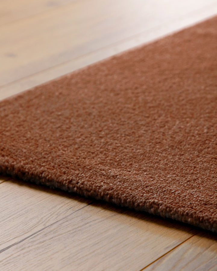 Kurzflor Teppich Vegas Rot Detail der Teppichkante auf Holzboden, flacher Abschluss und dichter Flor