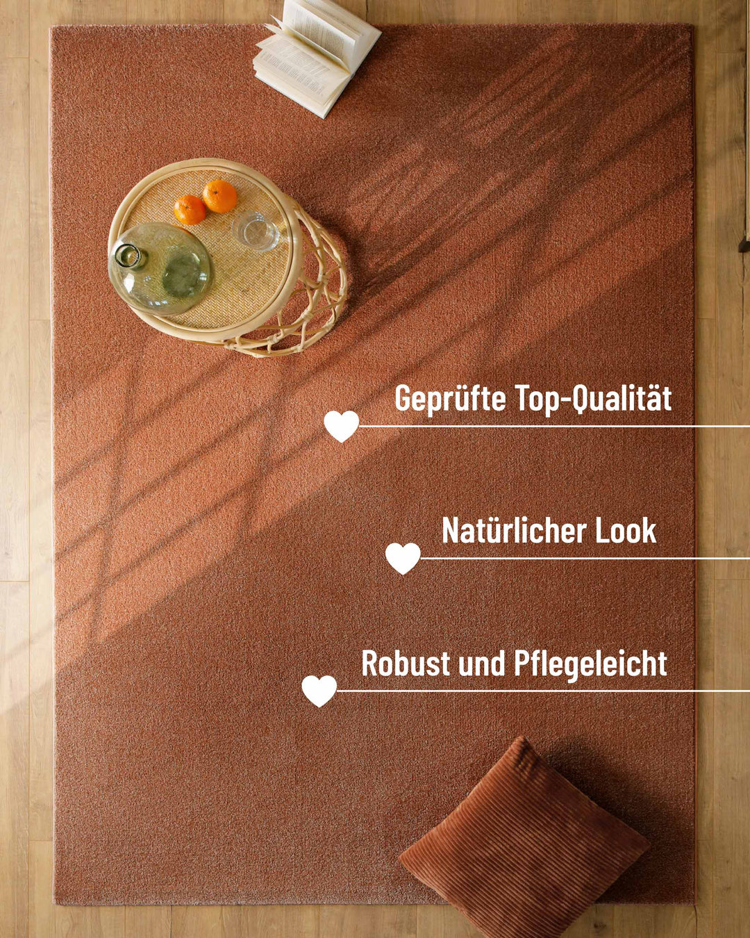 Kurzflor Teppich Vegas Rot im Raum mit Einblendung zu Eigenschaften, Fläche unter Tisch und Licht sichtbar