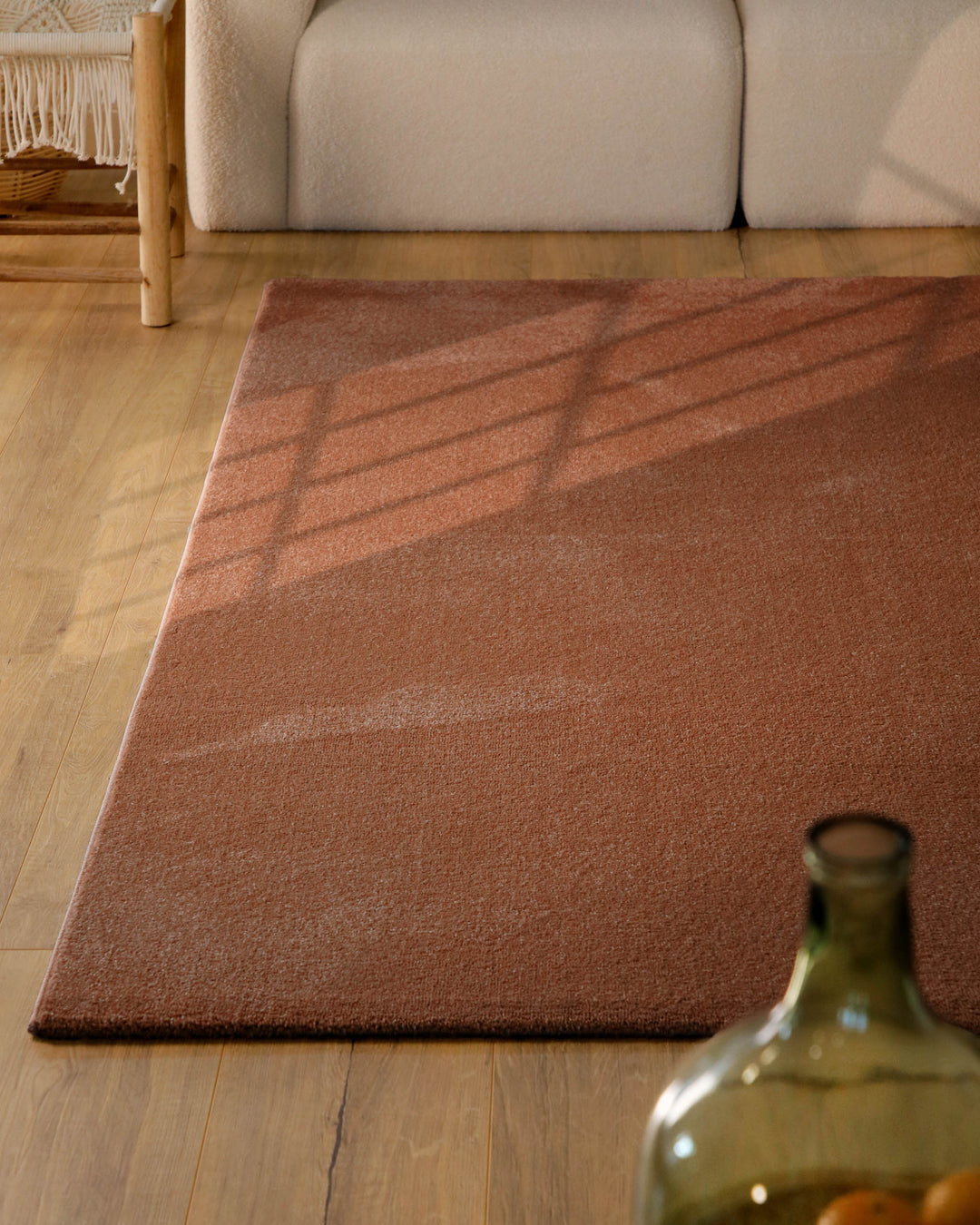 Kurzflor Teppich Vegas Rot im Raum aus schräger Perspektive, ruhige Oberfläche vor Sofa