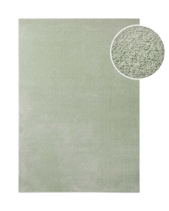 Kurzflor Teppich Vegas Hellgrün rechteckig, Draufsicht mit Detailausschnitt der feinen Florstruktur auf hellem Hintergrund