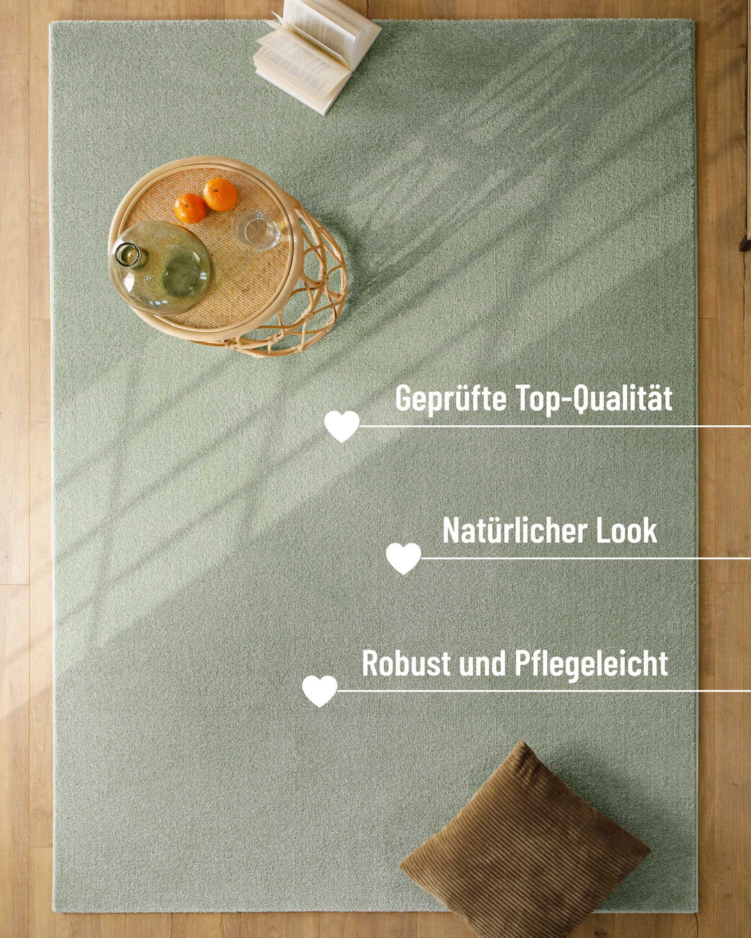 Kurzflor Teppich Vegas Hellgrün im Raum mit Einblendung zu Eigenschaften, Fläche unter Licht und Möbel sichtbar