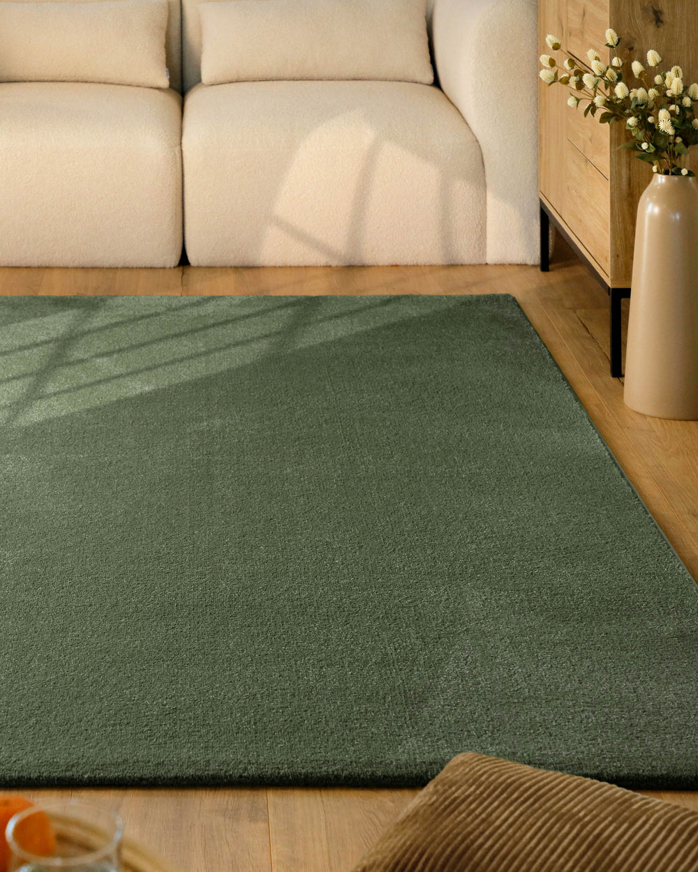 Kurzflor Teppich Vegas Grün im Wohnzimmer vor Sofa auf Holzboden, rechteckige Fläche mit ruhiger einfarbiger Oberfläche