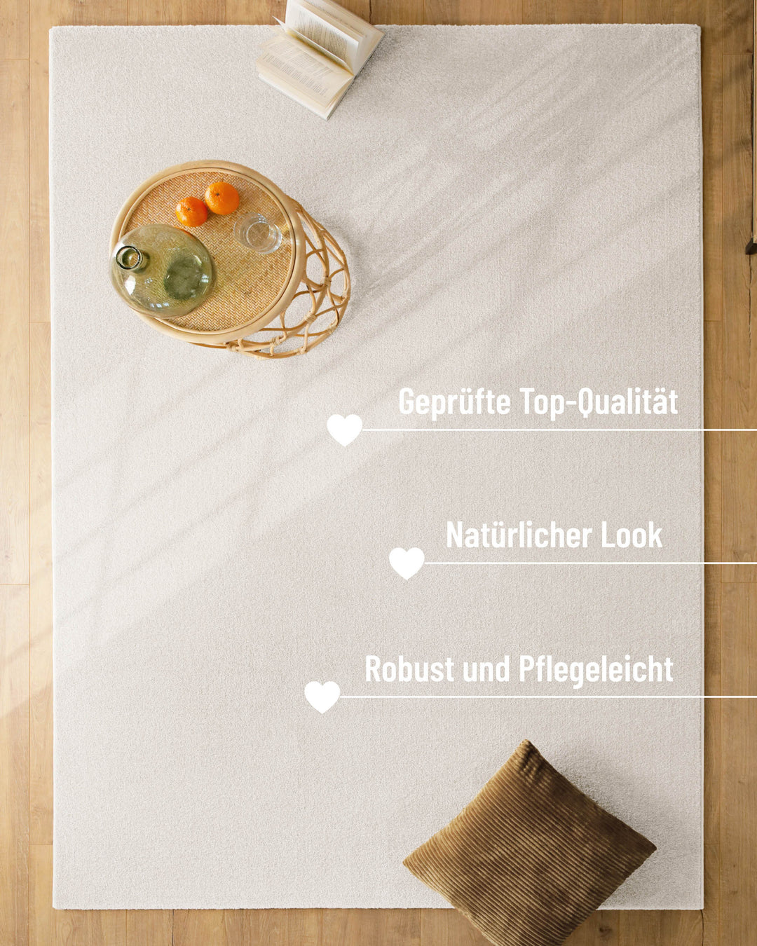 Kurzflor Teppich Vegas Creme im Raum mit Einblendung zu Eigenschaften, Fläche unter Licht und Möbeln