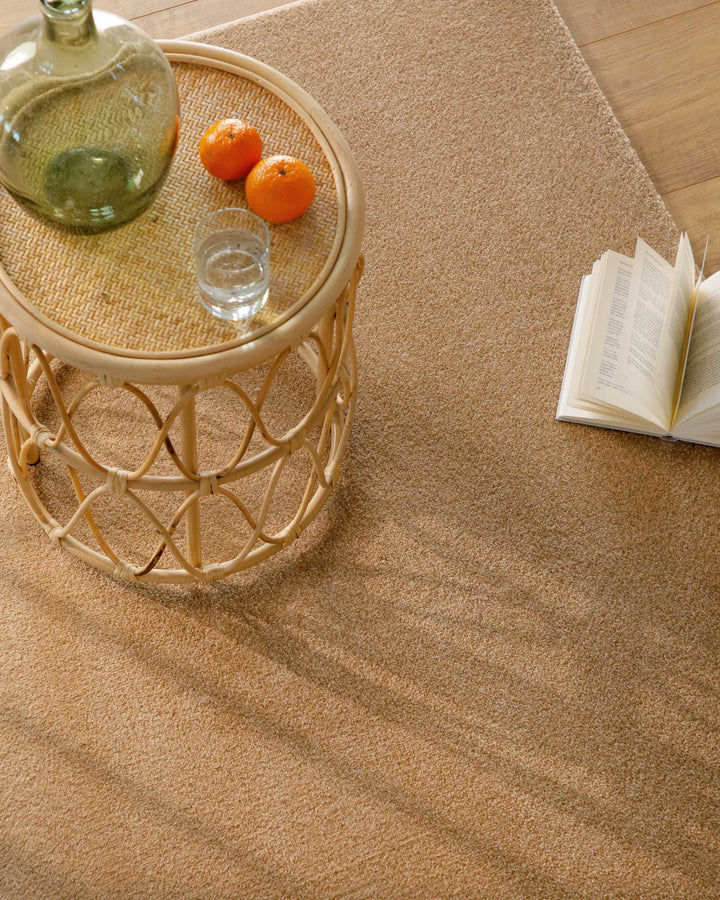 Kurzflor Teppich Vegas Beige Detailaufnahme mit Tisch und Deko auf der Oberfläche