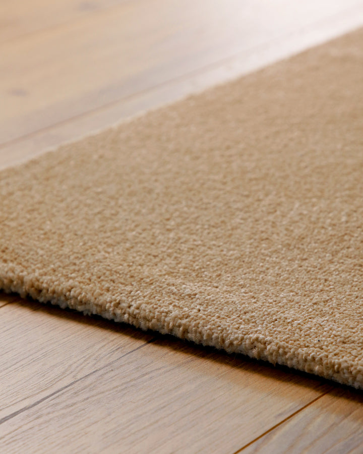 Kurzflor Teppich Vegas Beige Nahaufnahme der Kante, flach gewebt und sauber verarbeitet