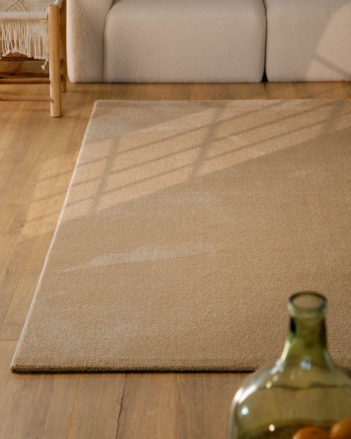 Kurzflor Teppich Vegas Beige im Wohnraum aus schräger Perspektive mit Lichteinfall