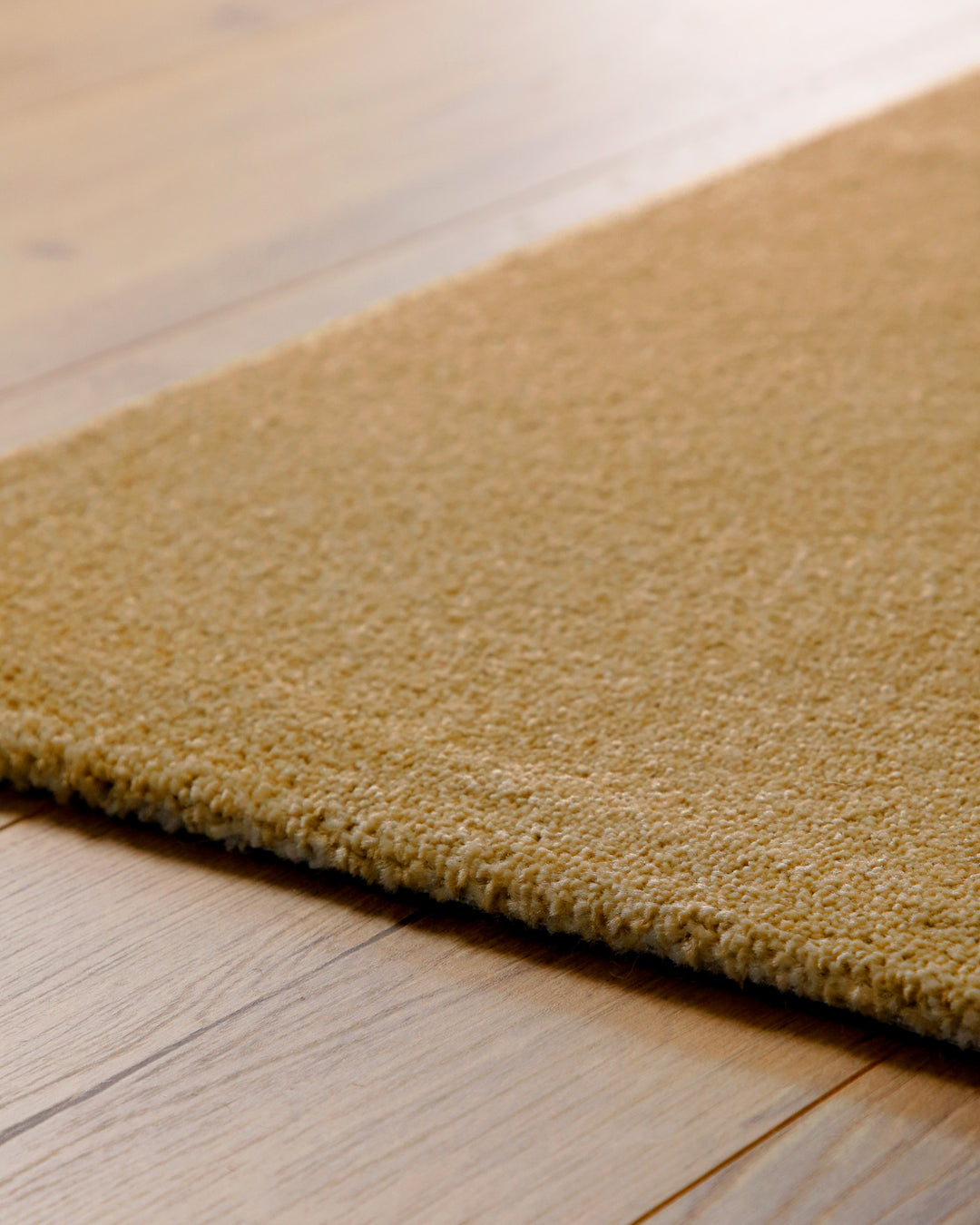 Kurzflor Teppich Vegas Ocker Gelb Nahaufnahme der Kante, sauber verarbeitet und flach anliegend