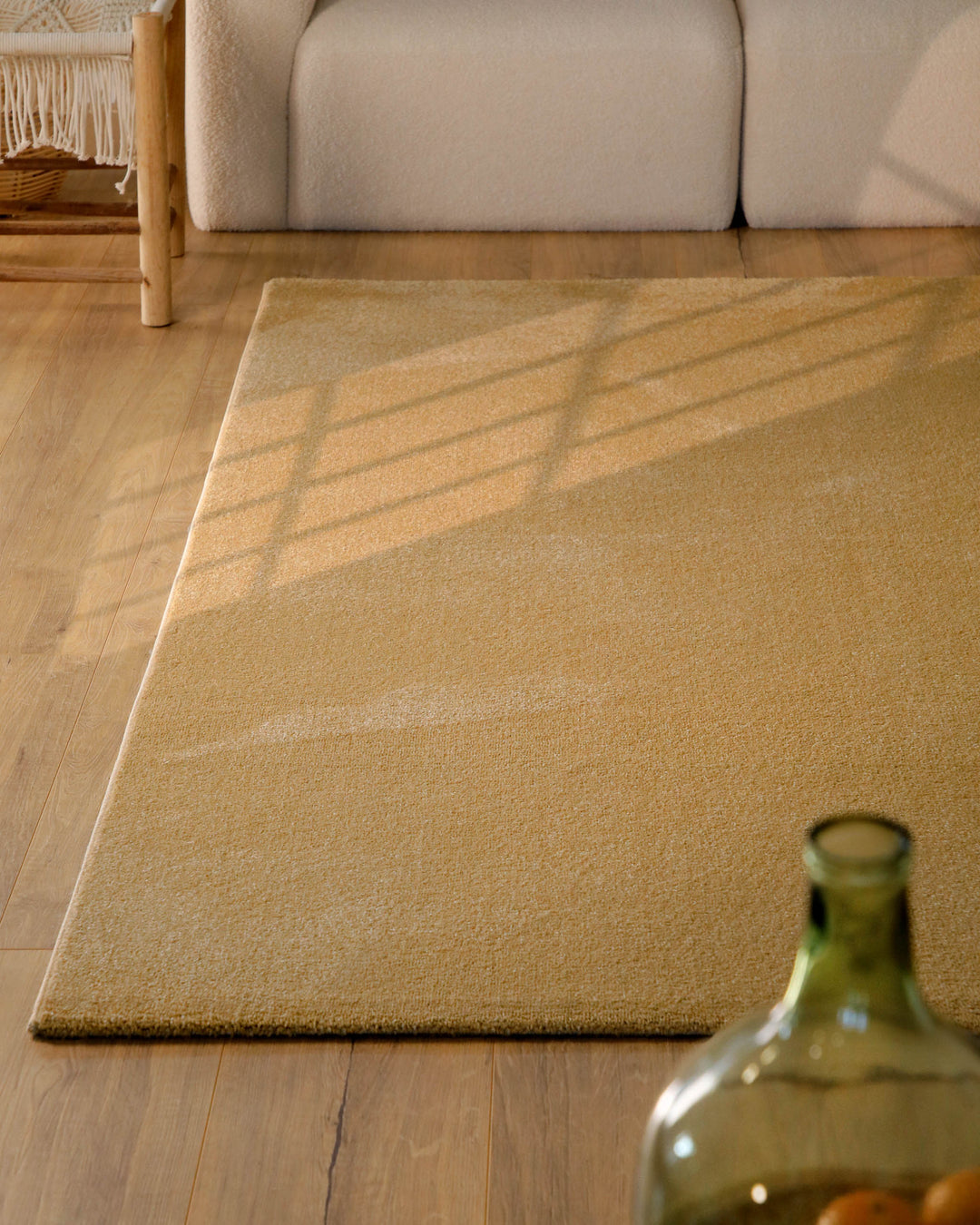 Kurzflor Teppich Vegas Ocker Gelb im Wohnraum aus seitlicher Perspektive mit natürlichem Lichteinfall