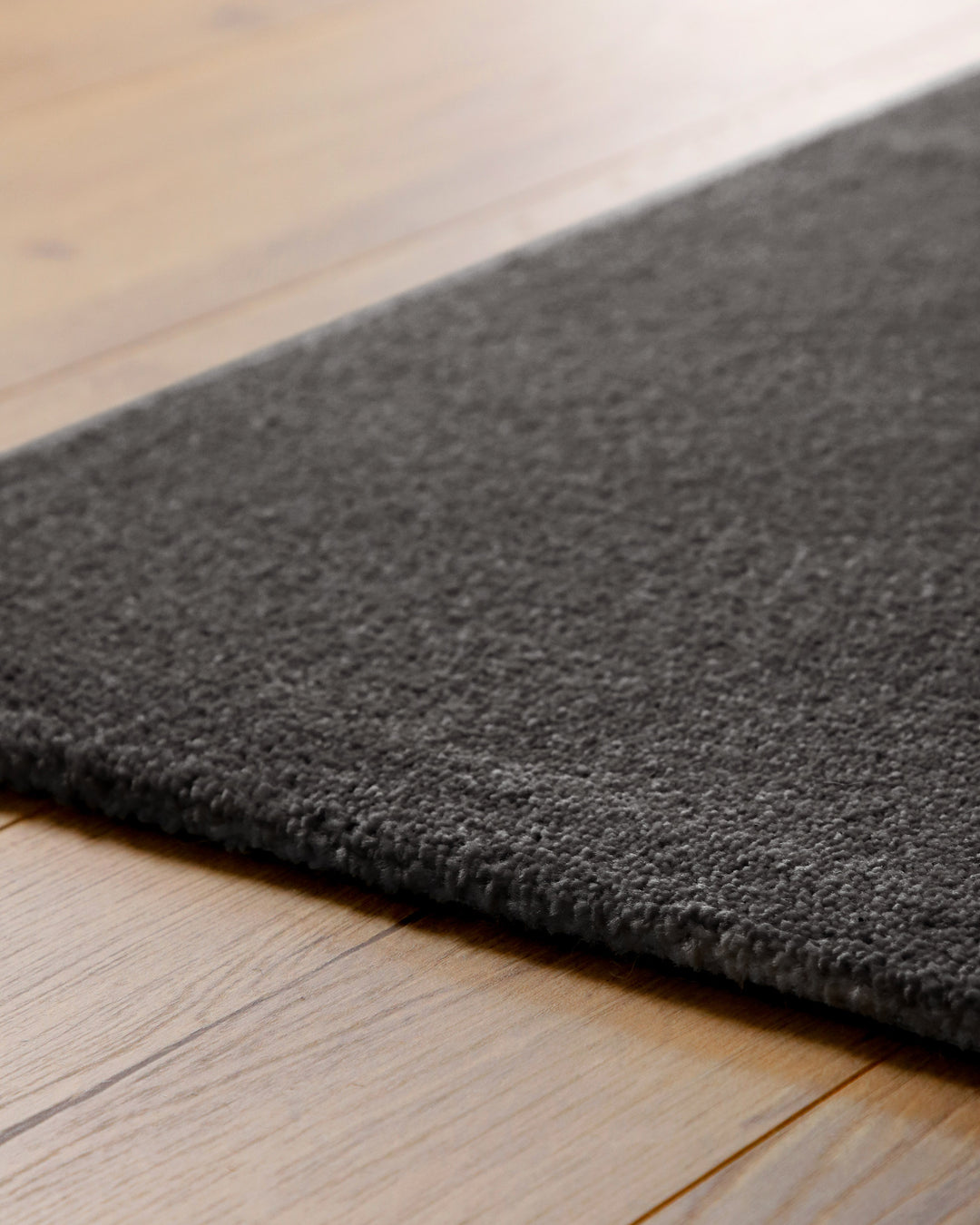 Kurzflor Teppich Vegas Anthrazit Nahaufnahme der Kante, flach und sauber verarbeitet