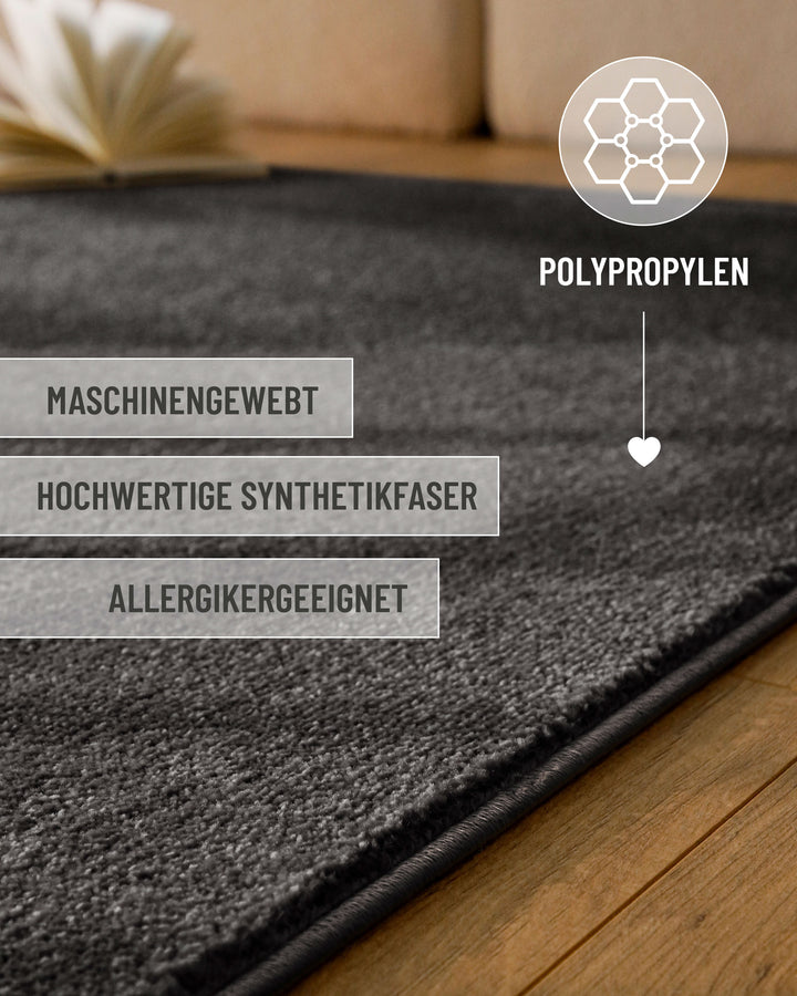 Kurzflor Teppich Vegas Anthrazit mit Materialinfos zu Polypropylen und strapazierfähiger Verarbeitung