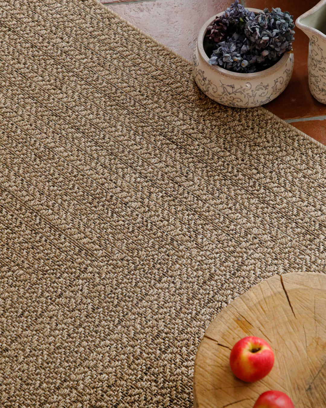 In-& Outdoor Teppich Layo natur rechteckig Detailansicht gezoomt mit Tisch