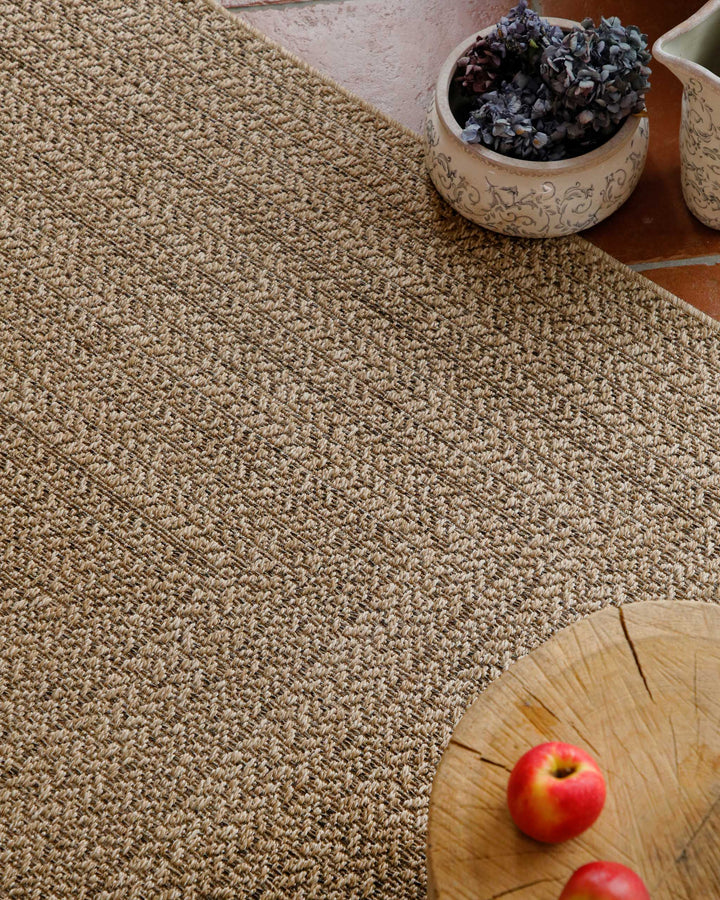 In-& Outdoor Teppich Layo natur rechteckig Detailansicht gezoomt mit Tisch