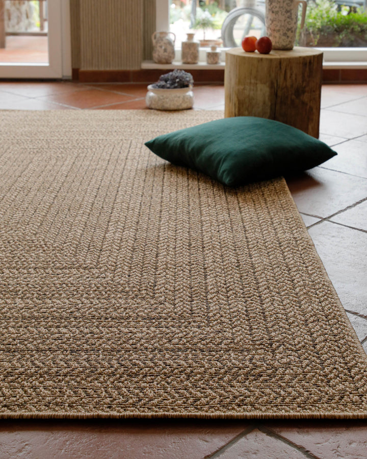 In-& Outdoor Teppich Layo natur rechteckig im Raum Kantenansicht mit Kissen