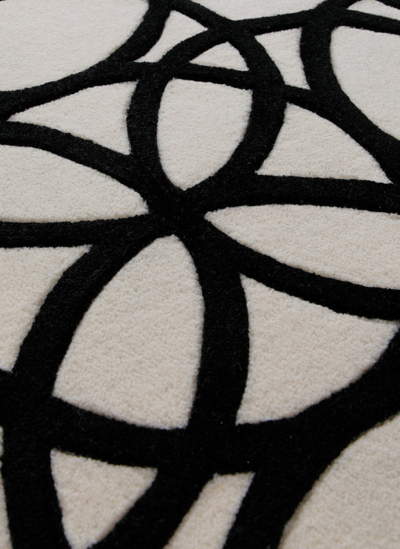Schwarz auf Weiß - Handtuft mit Kreisornament 160 x 230 cm – Detailaufnahme der Textur