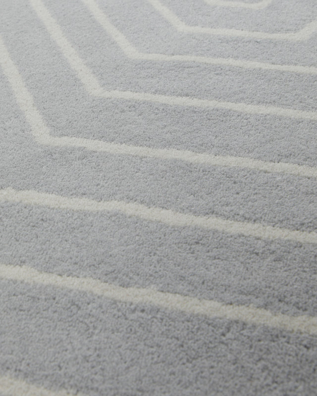 Hellgrau mit Grafiklinie - Handtuft Ton in Ton 160 x 230 cm – Detailaufnahme der Textur