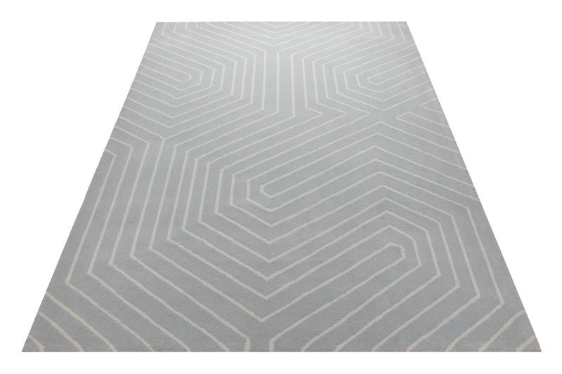 Hellgrau mit Grafiklinie - Handtuft Ton in Ton 160 x 230 cm – Teppich im Raum platziert