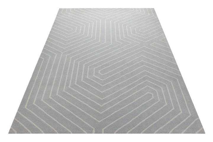 Hellgrau mit Grafiklinie - Handtuft Ton in Ton 160 x 230 cm – Teppich im Raum platziert