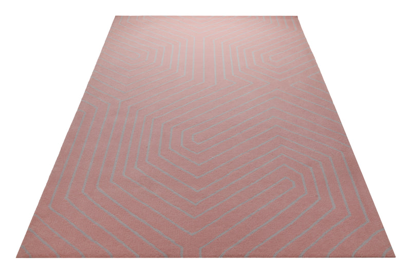 Altrosa mit Grafiklinie - Handtuft Ton in Ton 160 x 230 cm – Teppich im Raum platziert