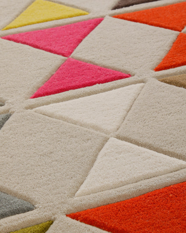 Dreiecke in Gelb und Rot - Handtuft auf Sand 160 x 230 cm – Detailaufnahme der Textur