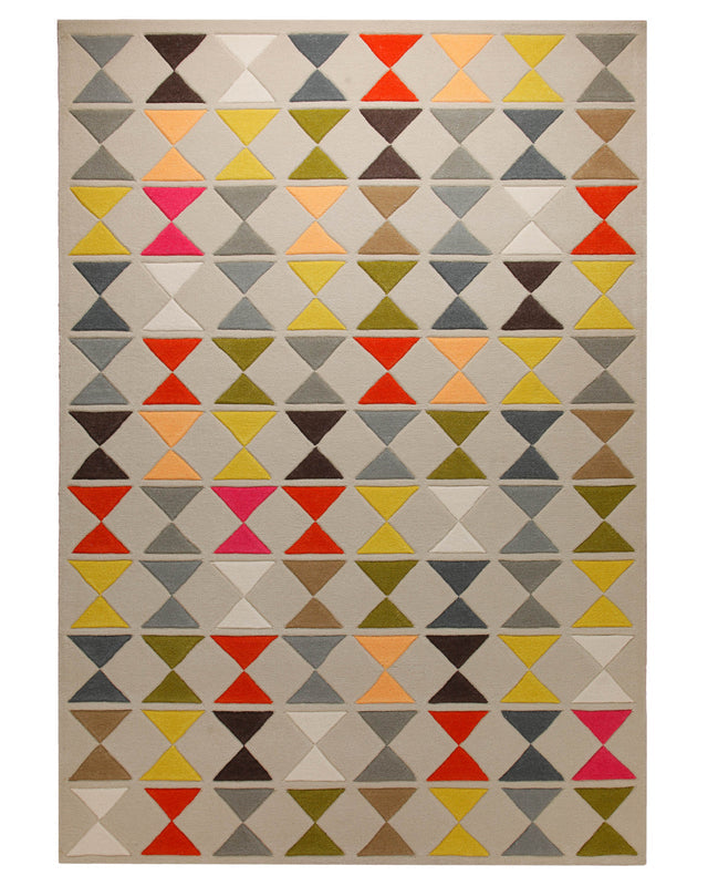 Dreiecke in Gelb und Rot - Handtuft auf Sand 160 x 230 cm – Produktfoto freigestellt