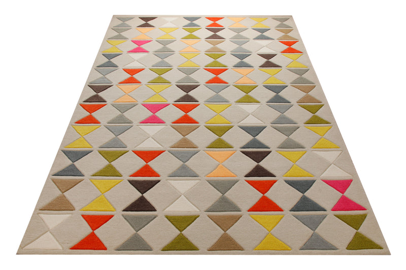 Dreiecke in Gelb und Rot - Handtuft auf Sand 160 x 230 cm – Teppich im Raum platziert