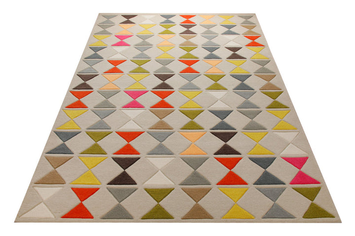 Dreiecke in Gelb und Rot - Handtuft auf Sand 160 x 230 cm – Teppich im Raum platziert