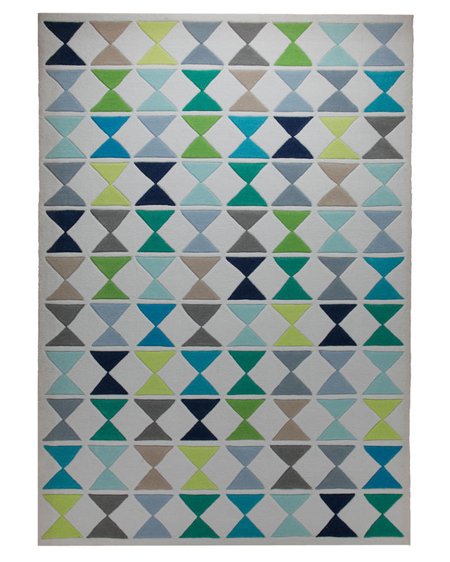 Dreiecke in Grün und Petrol - Handtuft auf Weißgrau  160 x 230 cm – Produktfoto freigestellt