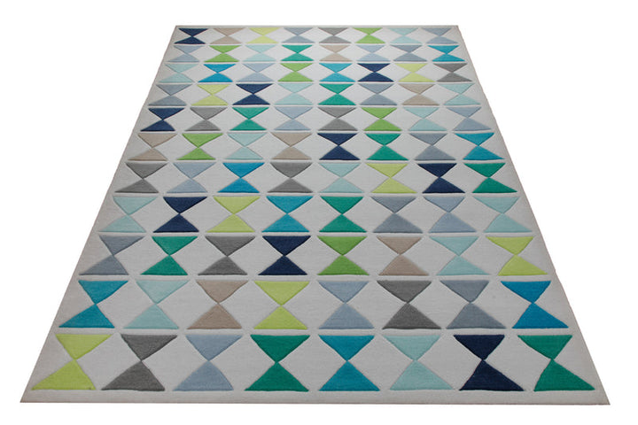 Dreiecke in Grün und Petrol - Handtuft auf Weißgrau  160 x 230 cm – Teppich im Raum platziert