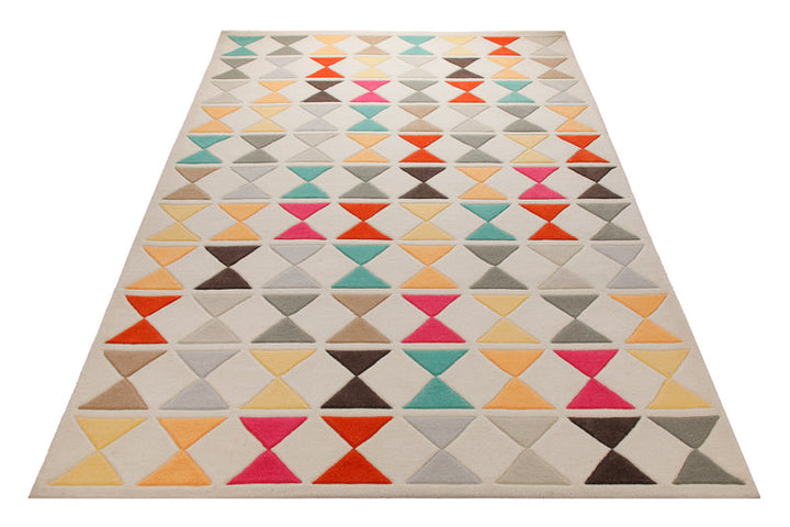 Dreiecke in Türkis und Orange - Handtuft auf Wollweiß 160 x 230 cm – Teppich im Raum platziert