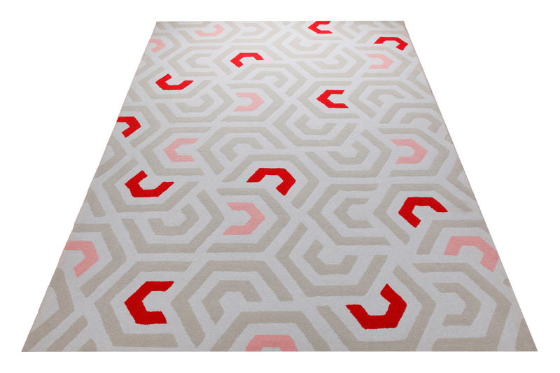 Labyrinth in Sand mit Rot - Hoch-Tief-Handtuft 160 x 230 cm – Teppich im Raum platziert