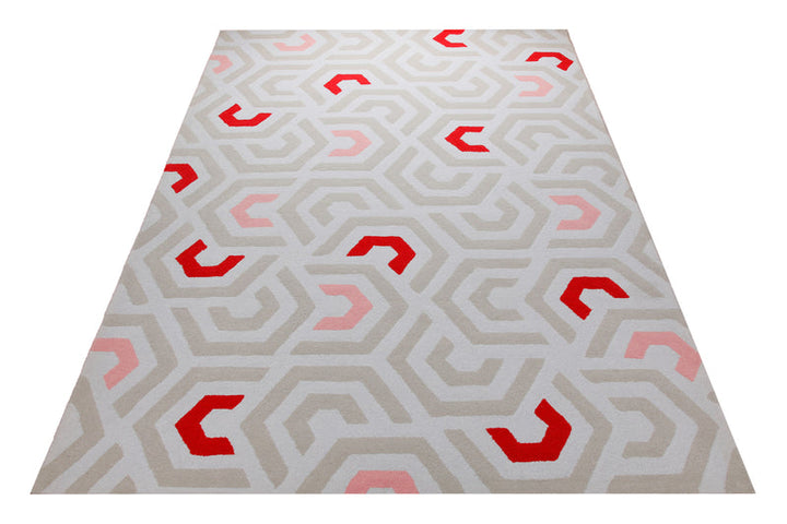 Labyrinth in Sand mit Rot - Hoch-Tief-Handtuft 160 x 230 cm – Teppich im Raum platziert