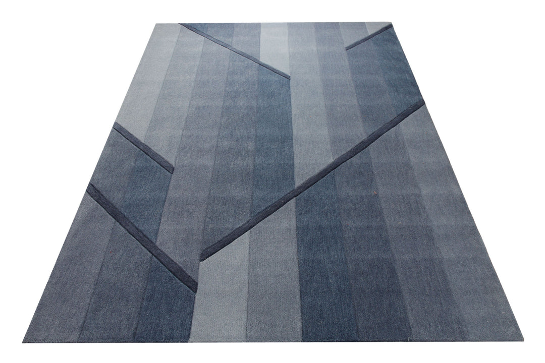 Blaugrau im Verlauf - Handtuft Wolle 160 x 230 cm – Teppich im Raum platziert
