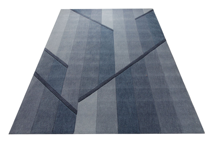 Blaugrau im Verlauf - Handtuft Wolle 160 x 230 cm – Teppich im Raum platziert