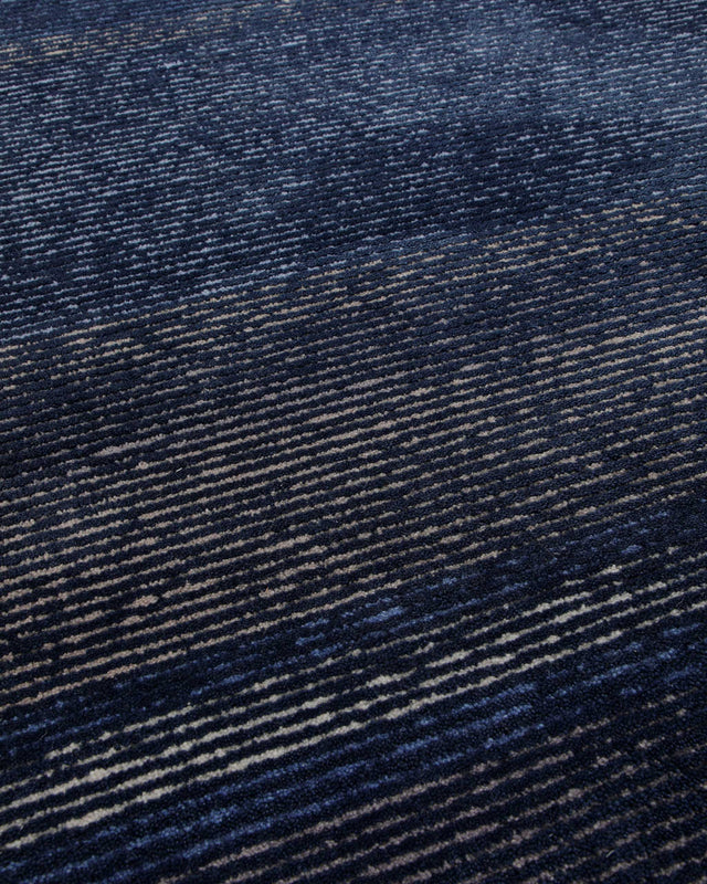 Marineblau im Streifenlauf -Handtuft 160 x 230 cm – Detailaufnahme der Textur