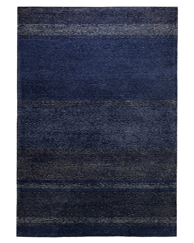 Marineblau im Streifenlauf -Handtuft 160 x 230 cm – Produktfoto freigestellt
