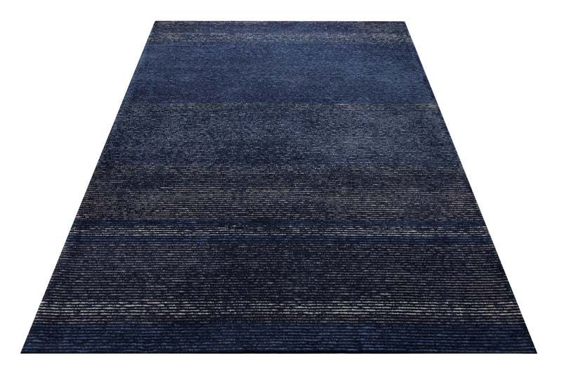 Marineblau im Streifenlauf -Handtuft 160 x 230 cm – Teppich im Raum platziert