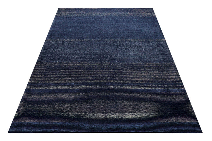 Marineblau im Streifenlauf -Handtuft 160 x 230 cm – Teppich im Raum platziert