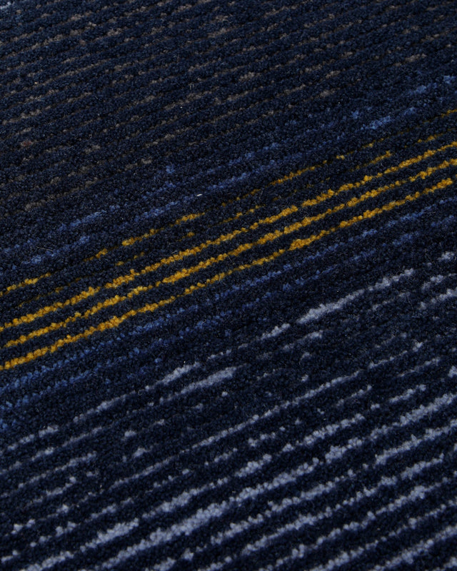 Nachtblau mit Gelbakzent - Handtuft 160 x 230 cm – Detailaufnahme der Textur