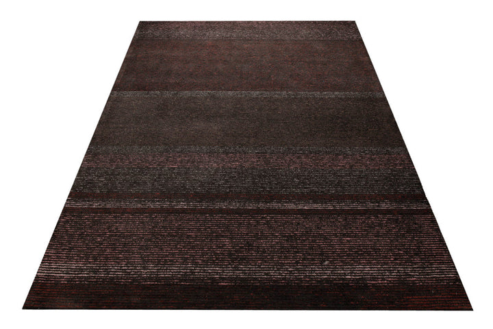 Bordeaux im Streifenlauf - Handtuft 160 x 230 cm – Teppich im Raum platziert