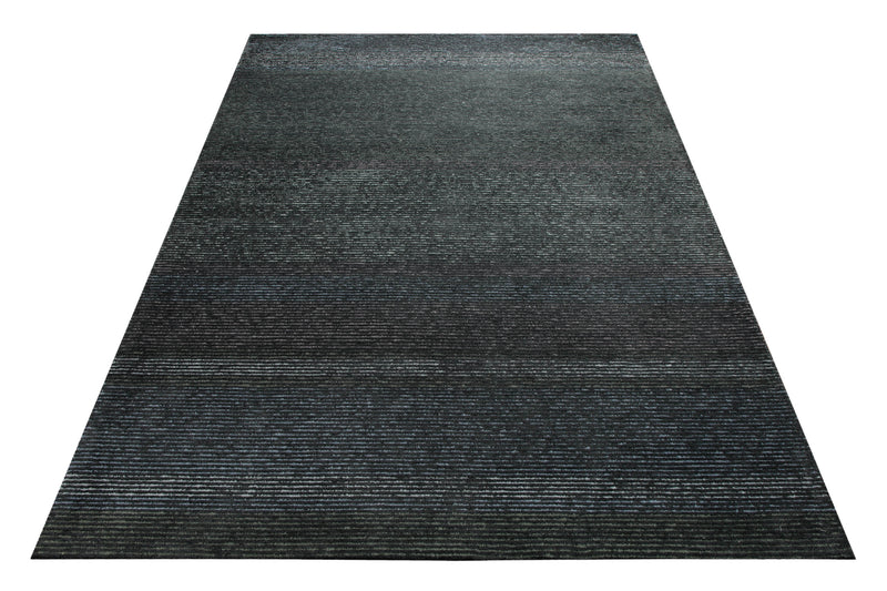 Anthrazit im Streifenlauf - Handtuft 160 x 230 cm – Teppich im Raum platziert