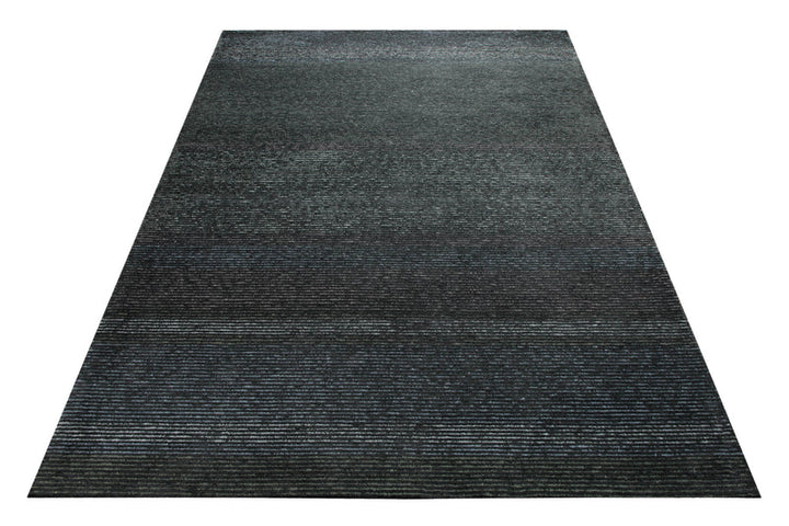 Anthrazit im Streifenlauf - Handtuft 160 x 230 cm – Teppich im Raum platziert